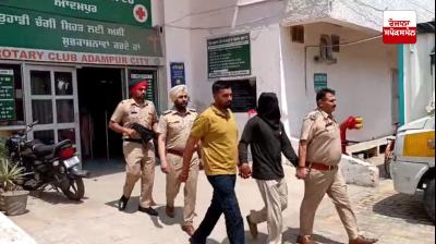 ਪੁਲਿਸ ਫੌਜੀ ਜਵਾਨ ਨੂੰ ਅਦਾਲਤ ’ਚ ਪੇਸ਼ ਕਰਨ ਤੋਂ ਬਾਅਦ ਰਿਮਾਂਡ ’ਤੇ ਲਿਜਾਂਦੇ ਹੋਏ 