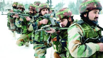 ਕੁਪਵਾੜਾ ਵਿਖੇ ਗ਼ਸਤ ਕਰਦੇ ਹੋਏ ਫ਼ੌਜੀ ਜਵਾਨ।           (ਪੀਟੀਆਈ)