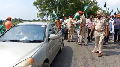 Farmers show black flags to Sukhbir Badal in Bathinda