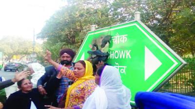 ਰਾਜੀਵ ਗਾਂਧੀ ਦੇ ਨਾਂਅ ਦੀ ਤਖ਼ਤੀ 'ਤੇ ਕਾਲਖ਼ ਪੋਤ ਕੇ, ਜੁੱਤੀਆਂ ਦੇ ਹਾਰ ਪਾਉਂਦੇ ਹੋਏ 1984 ਕਤਲੇਆਮ ਪੀੜਤ