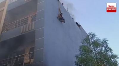 Hyderabad A massive fire broke out in the building, 3 people including a 7 year old girl died due to suffocation.