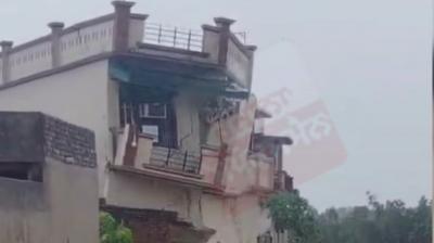 ਪਠਾਨਕੋਟ ਦੇ ਪਿੰਡ ਮਨਵਾਲ 'ਚ ਬਰਸਾਤੀ ਪਾਣੀ ਦੇ ਤੇਜ਼ ਵਹਾਅ 'ਚ 2 ਮੰਜ਼ਿਲਾ ਇਮਾਰਤ ਪਾਣੀ ਵਹਿ ਗਈ