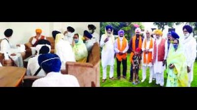 ਇੰਦਰਜੀਤ ਖ਼ਾਲਸਾ ਨਾਲ ਬੰਦ ਕਮਰਾ ਮੀਟਿੰਗ ਅਤੇ ਸ਼੍ਰੋਮਣੀ ਕਮੇਟੀ ਦੇ ਸਾਬਕਾ ਮੈਂਬਰ ਦੇ ਪ੍ਰਵਾਰ ਦੀਆਂ ਢੀਂਡਸਾ ਨਾਲ ਤਸਵੀਰਾਂ।  (ਗੋਲਡਨ)