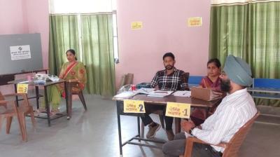 ਪੋਲਿੰਗ ਬੂਥ ਪਏ ਖ਼ਾਲੀ 