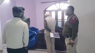 ਮੌਕੇ ’ਤੇ ਪਹੁੰਚ ਕੇ ਪੁਲਿਸ ਜਾਂਚ ਕਰਦੀ ਹੋਈ 