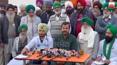 ਖਨੌਰੀ ਬਾਰਡਰ ’ਤੇ ਕਿਸਾਨ ਆਗੂ ਪੱਤਰਕਾਰਾਂ ਨਾਲ ਗੱਲਬਾਤ ਕਰਦੇ ਹੋਏ 