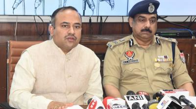 ਮੁੱਖ ਚੋਣ ਅਧਿਕਾਰੀ ਸਿਬਿਨ ਸੀ ਜਾਣਕਾਰੀ ਦਿੰਦੇ ਹੋਏ 