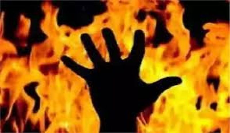 couple set themselves on fire at mathura police station