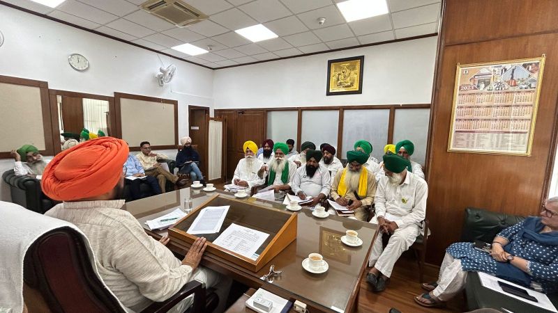 Kuldeep Singh Dhaliwal held a meeting with representatives of the Sanyukat Kisan Morcha (Non-Political)