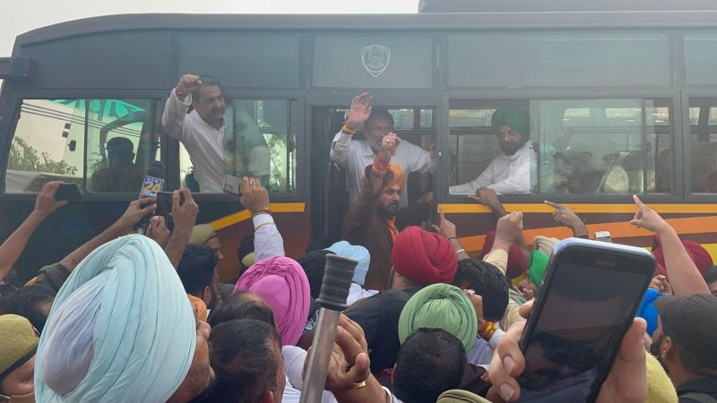 Congress convoy stopped at Haryana-UP border
