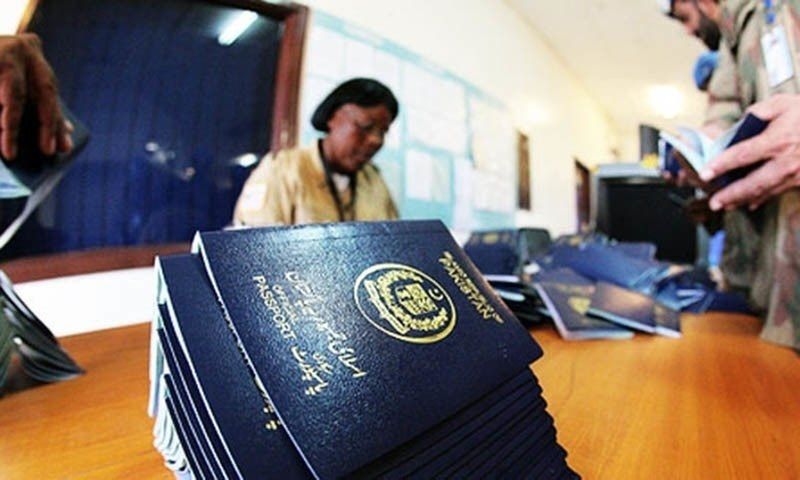  At passport office Gujarat, Sikh person take down his turban and take photo