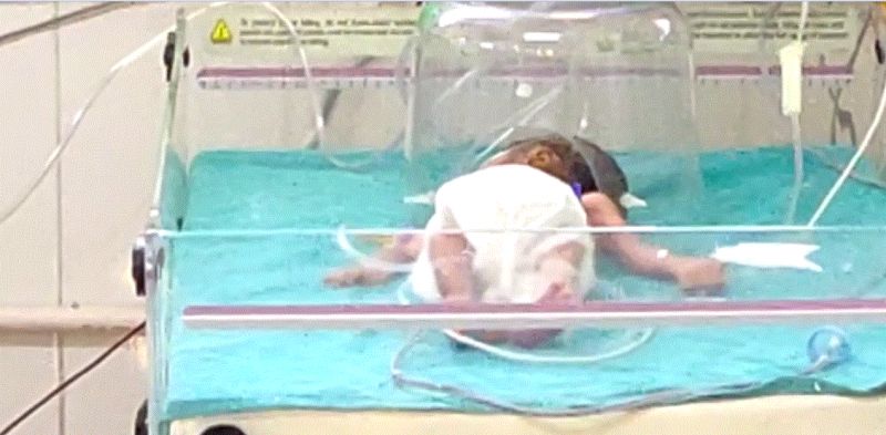 mother throw  her baby on the street without any clothes