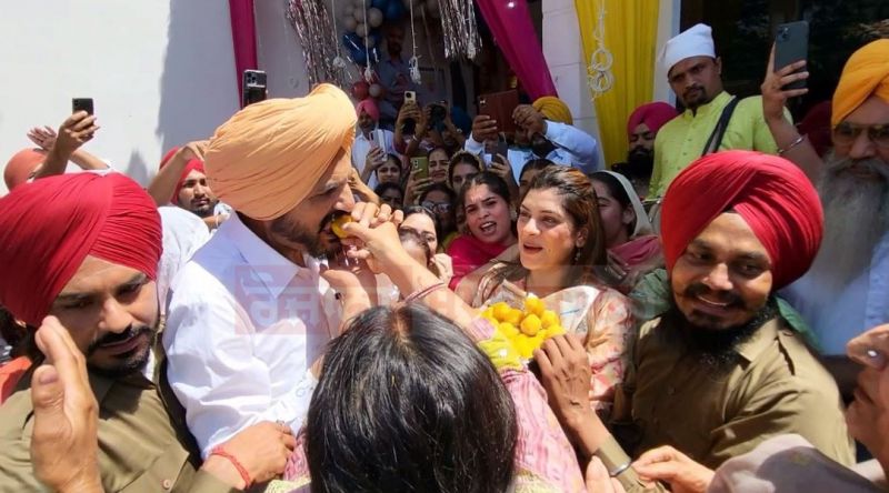 Balkaur Singh distributed laddus and put bhangra