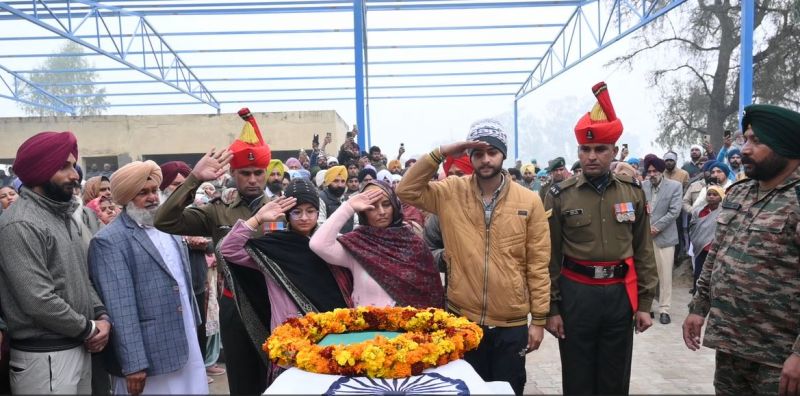 Subedar of Bannawala village was cremated with military rites News in punjabi 