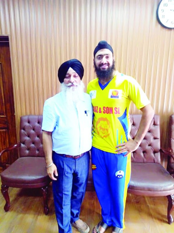 Mahinder Pal Singh with Roop Singh