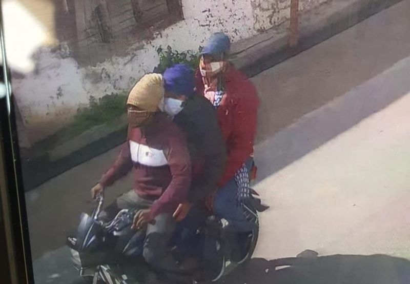 In broad daylight in Moga, robbers looted Rs 3 lakh 66 thousand from a bank