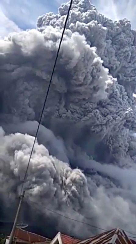  Indonesia volcano: Mount Sinabung spews 3 mile ash cloud in huge eruption