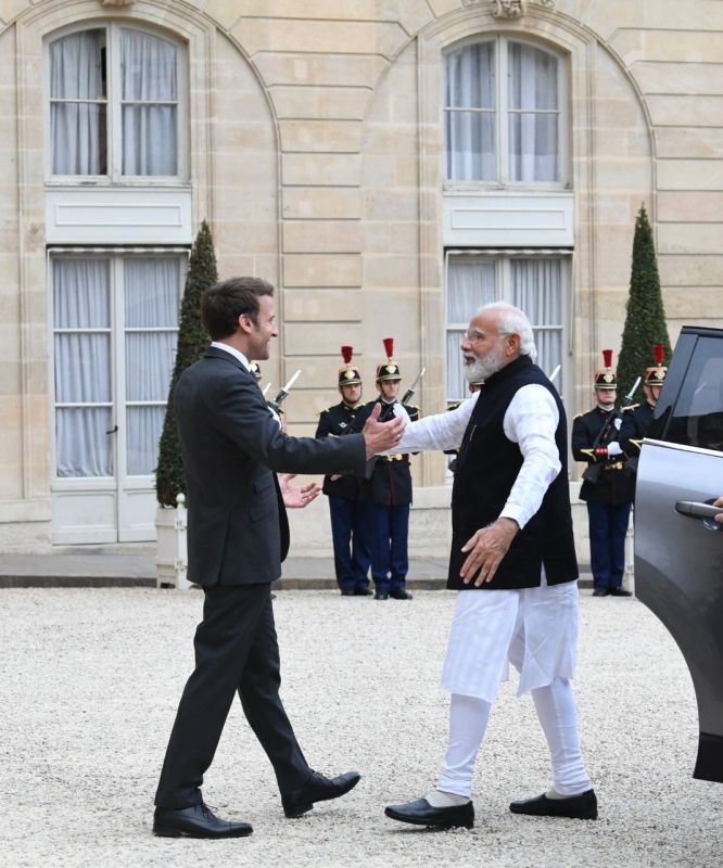 PM Modi meets French President Emmanuel Macron in Paris