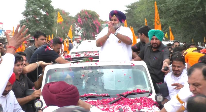 People raise black flags and slogans against Sukhbir Badal