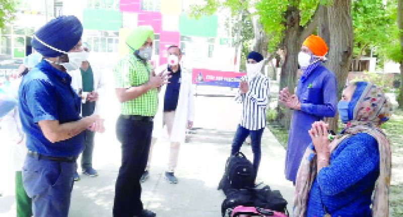  ਆਈਸੋਲੇਸ਼ਨ ਵਾਰਡ 'ਚੋਂ ਕੋਰੋਨਾ ਤੋਂ ਠੀਕ ਹੋਣ ਛੁੱਟੀ ਦਿਤੇ ਜਾਣ ਮੌਕੇ ਡੀ.ਸੀ.।