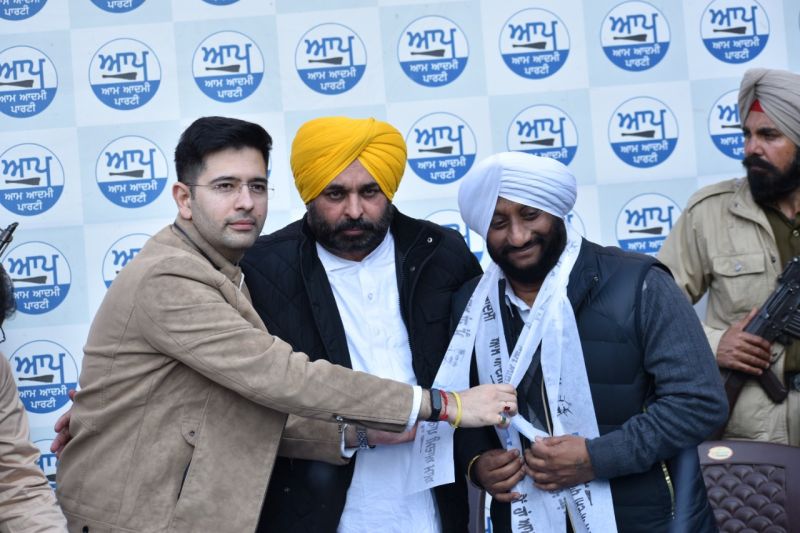 Former Mohali Mayor Kulwant Singh joins AAP, welcomed by Bhagwant Mann