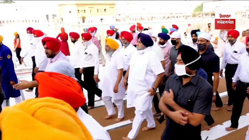 Badal family arrives at Sachkhand Sri Harmandir Sahib to pay obeisance