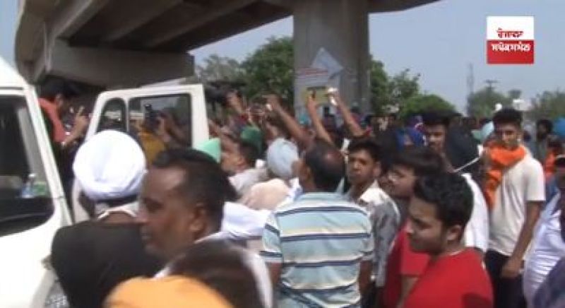 Punjab youth crazy for singers during protest 