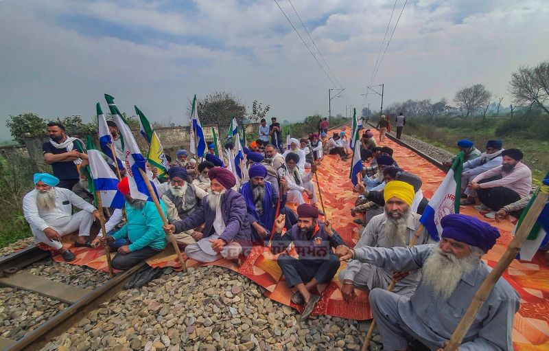 Farmers' stage four-hour ‘rail roko’ protest