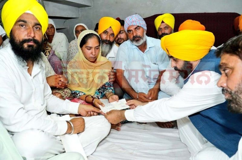 CM hands over cheque for Rs 1 crore to martyr's family