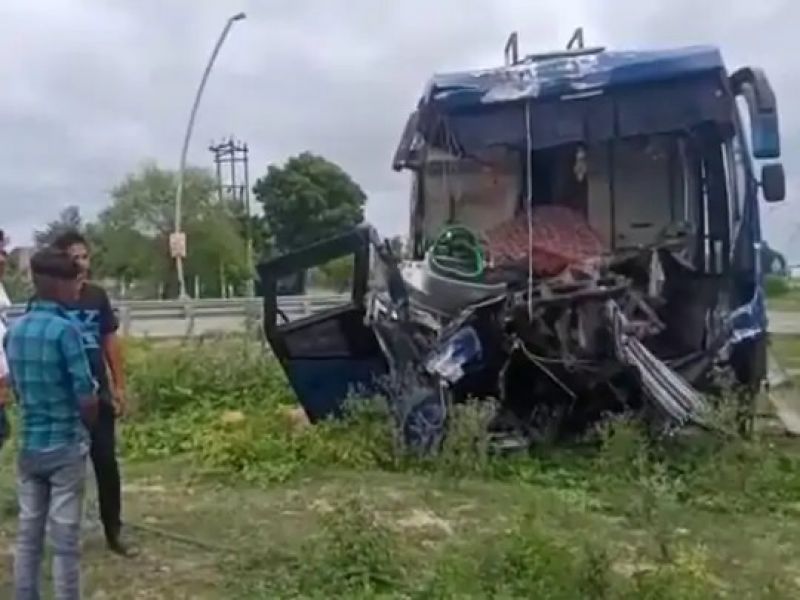 Terrible collision with a private bus truck