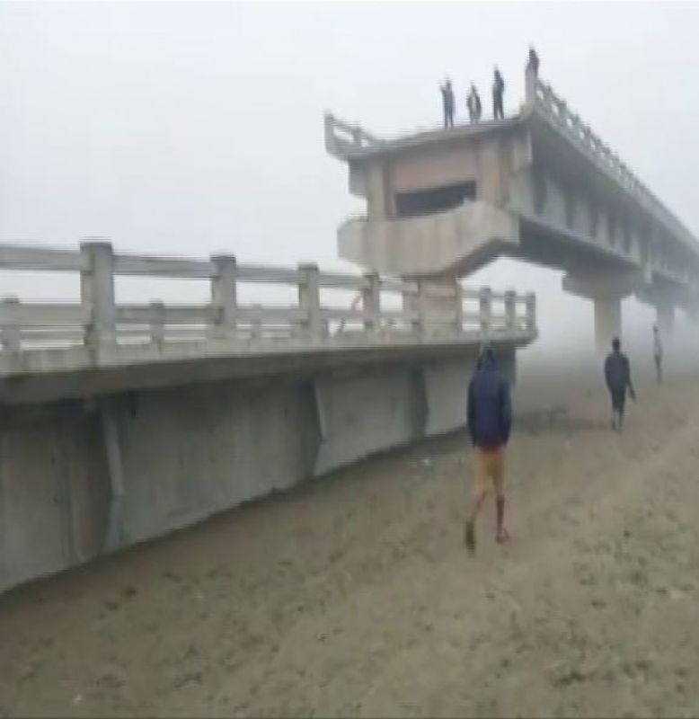A bridge on the river Ramganga in UP suddenly collapsed