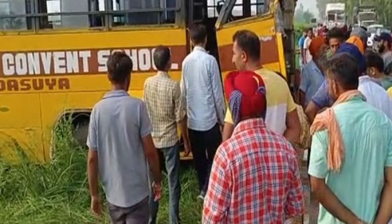 A truck hit a school bus in Dasuha, 1 student died