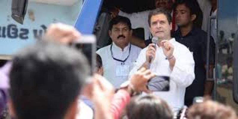 Rahul gandhi stop speech take selfie with girl