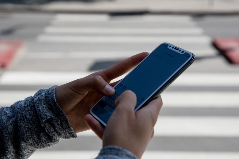 New York considers fines for staring at your phone while crossing the road