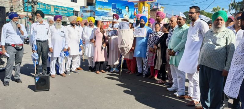 AAP burns effigies of Modi and Amit Shah across state