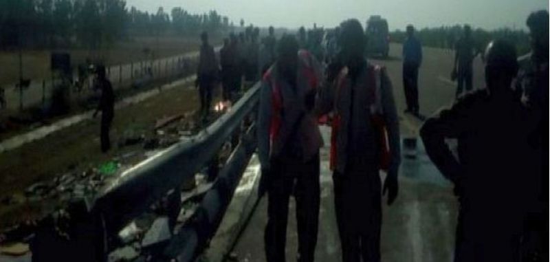 Bus accident on Lucknow Agra expressway