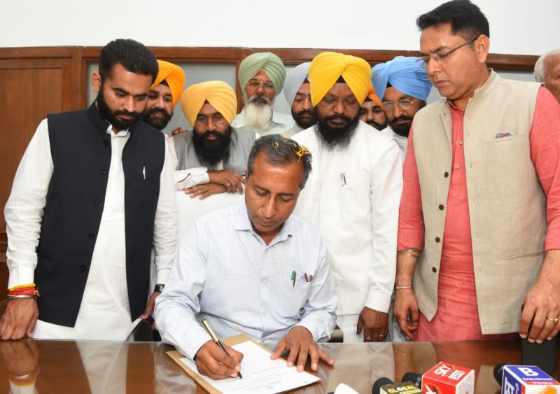 Cabinet Minister Dr. Vijay Singla takes over as Health and Family Welfare Minister