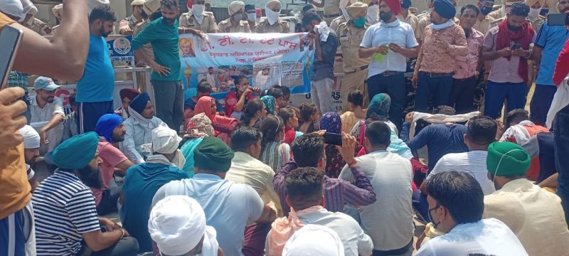 Punjab Teachers protest in front of Punjab CM's Farm House