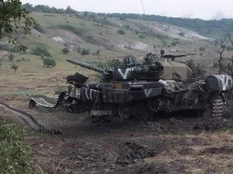 Watch video: Ukraine artillery wipes out Russian tank column