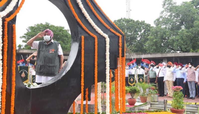 Punjab CM pays homage at Kargil War Memorial