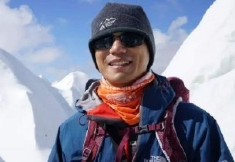  First blind Chinese mountaineer climbs Mount Everest