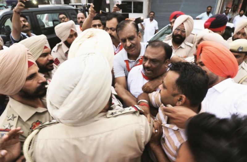 Article 370 scrapped : BJP leaders-Police clash at Bathinda