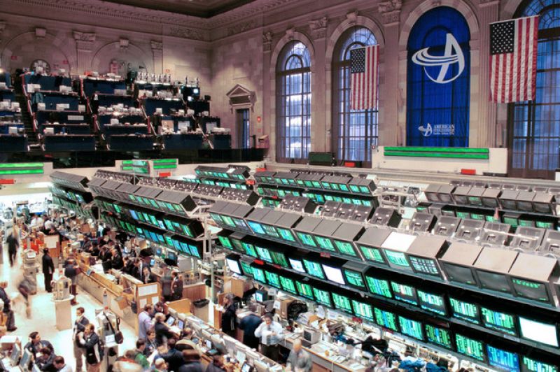 Americans  withdraw money from the market