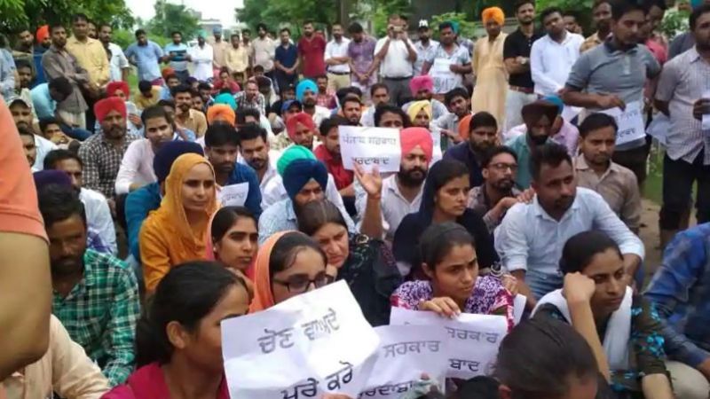 Unemployed teachers climbed on tank-2