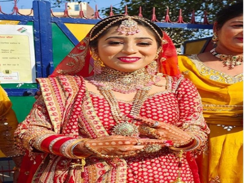 The bride arrives at the polling booth before taking the lava