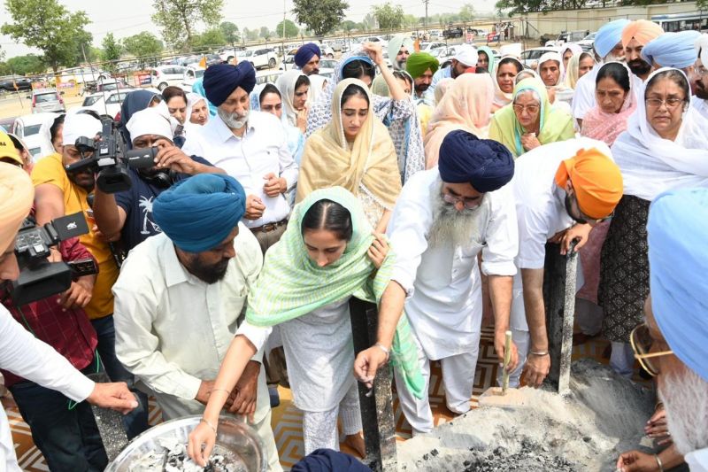 Family members of Parkash Singh Badal collect his ashes