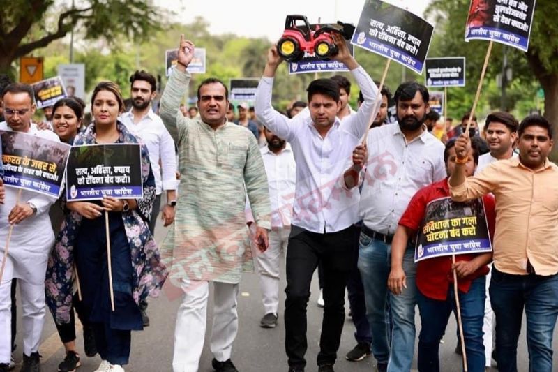 IYC protest outside house of Union Minister ardeep singh Puri in Delhi