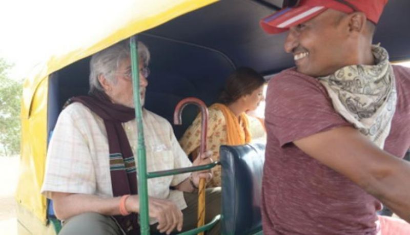 Amitabh enjoys auto ride 