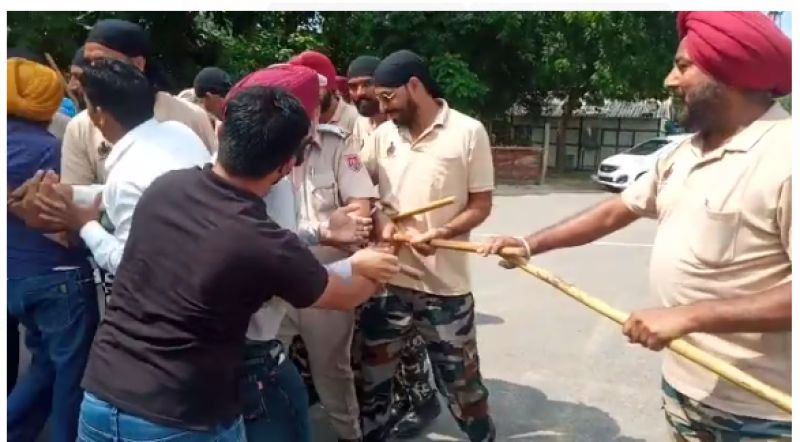 Police lathicharge on NSQ teachers protesting for the last 100 days