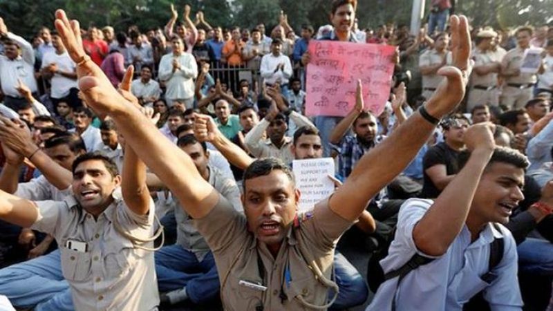 Lawyers and police clash 